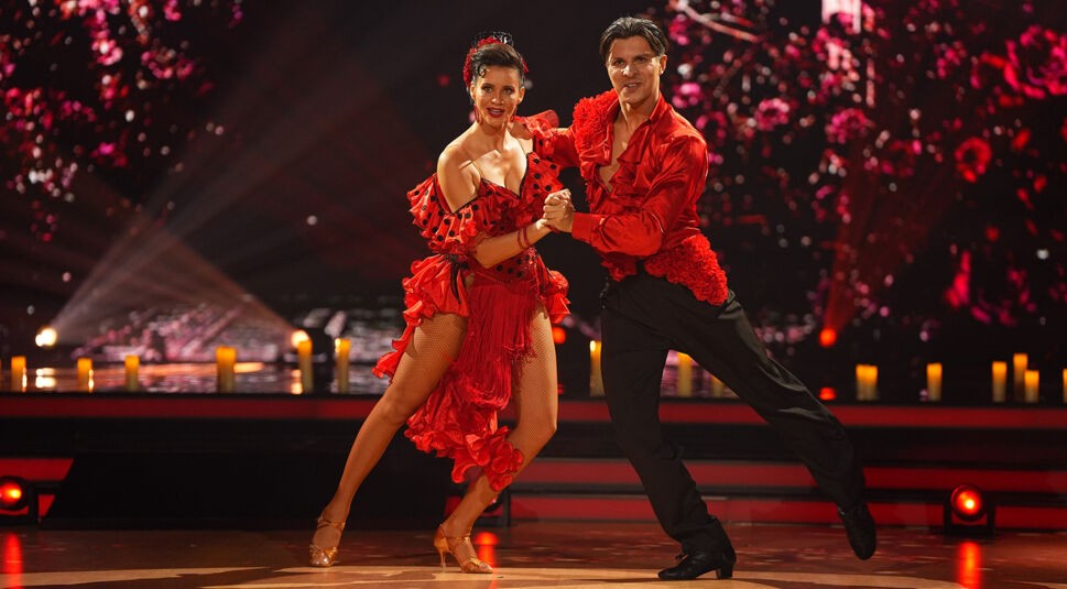 Auf dem Bild in dem Artikel zu Let's Dance 2026 sind Betty Taube und Alexandru Ionel zu sehen.