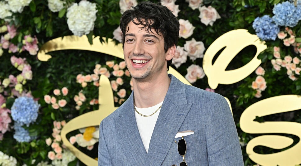 Auf dem Bild in dem Artikel zur Rapunzel-Live-Action-Verfilmung ist Milo Manheim, der Flynn Rider spielen soll, zu sehen.