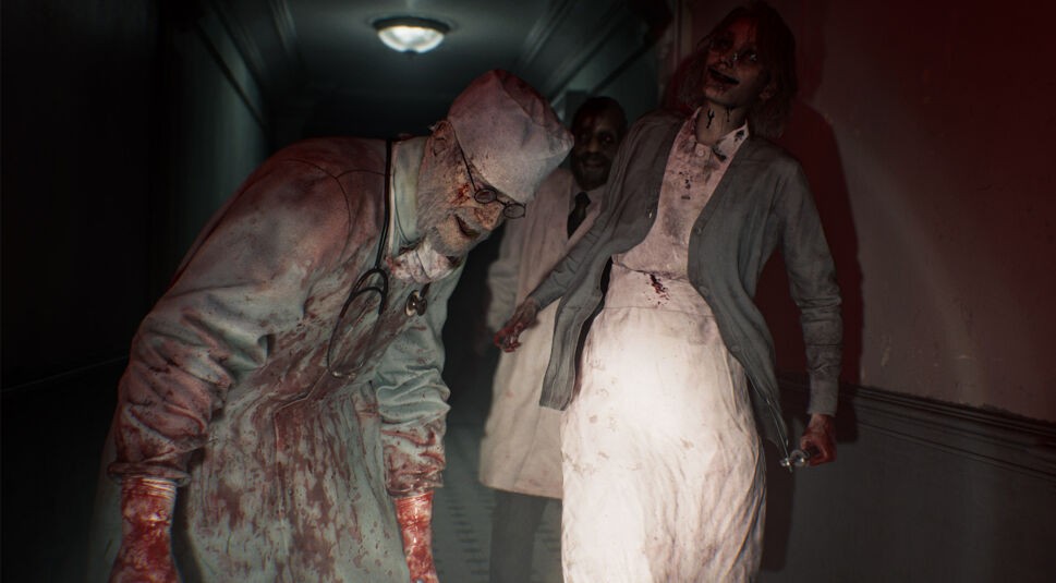 Auf dem Bild zu Resident Evil Requiem Tipps sind mehrere unheimliche Zombies in einem düsteren Krankenhausflur zu sehen. Ein blutverschmierter Arzt mit OP-Haube und Stethoskop beugt sich bedrohlich nach vorne, während eine untote Krankenschwester mit leerem Blick und blutigen Händen auf den Betrachter zukommt. Die Szene wirkt klaustrophobisch, dunkel und extrem angespannt, typisch für die Horroratmosphäre des Spiels.