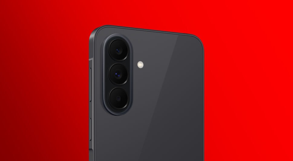 Auf dem Bild zum Samsung Galaxy A57 und A37 ist die Rückseite des Samsung Galaxy A37 in einer detaillierten Nahaufnahme zu sehen. Das Gerät besitzt ein schlichtes, dunkles Gehäuse mit glänzender Oberfläche sowie ein vertikal angeordnetes Triple-Kamera-System und LED-Blitz. Die Optik wirkt modern, klar und funktional vor einem kräftig roten Hintergrund.