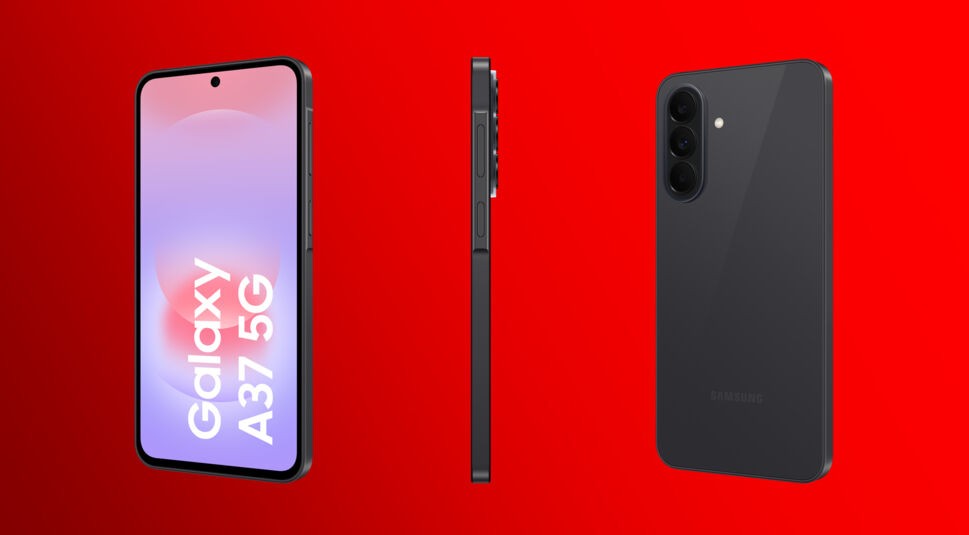 Auf dem Bild zum Samsung Galaxy A57 und A37 ist das Samsung Galaxy A37 in drei Ansichten dargestellt: links die Vorderseite mit großem Display und zentrierter Frontkamera, in der Mitte die schlanke Seitenansicht und rechts die Rückseite mit Triple-Kamera und Blitz. Das Design wirkt schlicht, modern und funktional vor einem auffälligen roten Hintergrund.