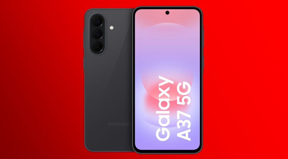 Auf dem Bild zum Samsung Galaxy A57 und A37 ist das Samsung Galaxy A37 sowohl von vorne als auch von hinten zu sehen. Im Vordergrund steht das Modell mit großem Display und zentrierter Frontkamera, während dahinter die Rückseite mit Triple-Kamera und Blitz sichtbar ist. Das Design wirkt modern, schlicht und funktional vor rotem Hintergrund.