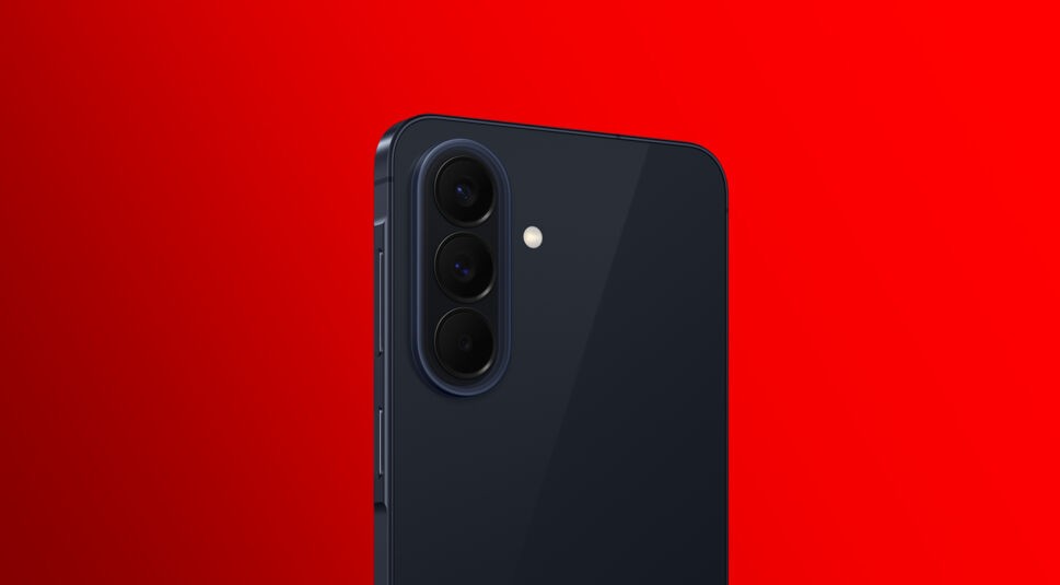 Auf dem Bild zum Samsung Galaxy A57 und A37 ist die Rückseite des Samsung Galaxy A57 in Nahaufnahme zu sehen. Das Gerät zeigt ein elegantes, dunkelblaues Finish mit glänzender Oberfläche und einem vertikal angeordneten Triple-Kamera-System samt Blitz. Das Design wirkt hochwertig, modern und minimalistisch vor einem kräftig roten Hintergrund.