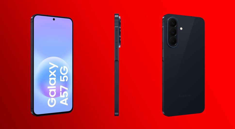 Auf dem Bild zum Samsung Galaxy A57 und A37 ist das Samsung Galaxy A57 in drei Perspektiven dargestellt: links die Vorderseite mit großem, randlosem Display und zentraler Frontkamera, in der Mitte die schlanke Seitenansicht und rechts die glänzende Rückseite mit vertikalem Triple-Kamera-Setup. Das Design wirkt modern, minimalistisch und hochwertig vor rotem Hintergrund.