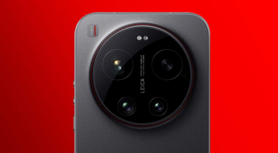 Auf dem Detailbild zum Xiaomi 17 (Ultra) ist die Kamera des Xiaomi 17 Ultra in Nahaufnahme zu sehen. Das große, runde Kameramodul mit schwarzer Glasoberfläche und rotem Akzent-Ring dominiert die Rückseite des Smartphones. Mehrere Linsen sowie das Leica-Branding sind zentral angeordnet. Der kräftig rote Hintergrund verstärkt die hochwertige, professionelle und leistungsstarke Anmutung des Designs.