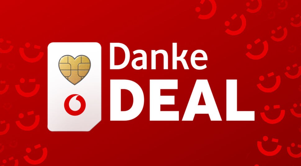 Auf dem Werbebild zum Danke Deal von Vodafone dominiert ein kräftiger roter Hintergrund, der Energie und Aufmerksamkeit vermittelt. Links ist eine stilisierte SIM-Karte mit integriertem Herz-Chip und Vodafone-Logo zu sehen. Daneben steht groß der Schriftzug „Danke Deal“, während im Hintergrund verspielte Smiley-Symbole eine positive, wertschätzende Stimmung erzeugen.