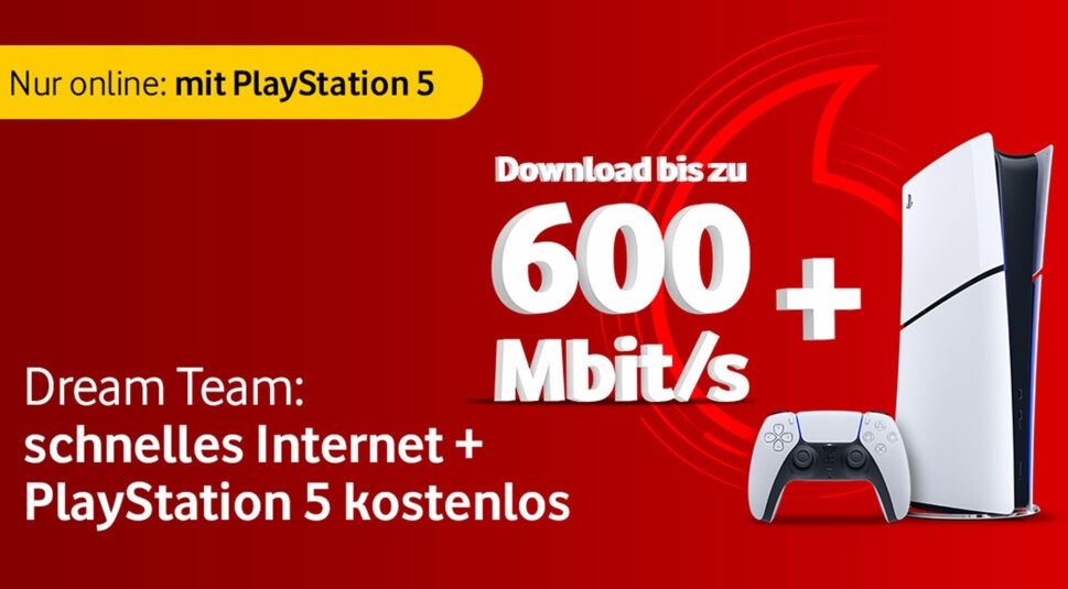 Auf dem Werbebild zum Angebot „Vodafone-Internet mit PS5 im Bundle“ ist rechts eine weiße Sony PlayStation 5 Slim Digital Edition mit passendem Controller vor einem roten Hintergrund platziert. Daneben steht groß der Hinweis „Download bis zu 600 Mbit/s“.