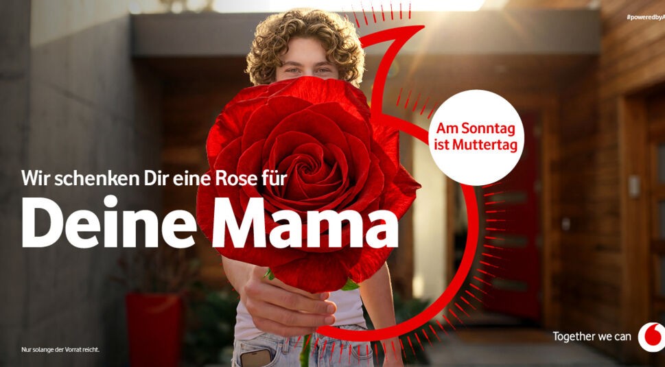 Eine Person hält eine Rose in die Kamera. Darunter steht der Text "Wir schenken Dir eine Rose für Deine Mama" 
