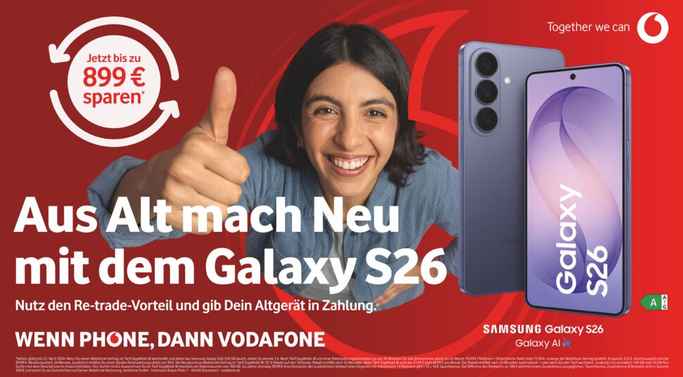 Auf dem Werbebild zur Kampagne Wenn Phone, dann Vodafone ist eine lächelnde Frau im Vordergrund zu sehen, die mit erhobenem Daumen Zustimmung signalisiert. Rechts daneben wird das Samsung Galaxy S26 in Vorder- und Rückansicht präsentiert. Der rote Hintergrund, Vodafone-Logo und Hinweis auf bis zu 899 € Ersparnis vermitteln eine positive, werbliche Stimmung.