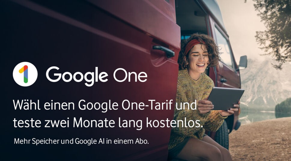 Auf dem Werbebild zu Google One Vodafone sitzt eine junge Frau mit lockigen Haaren und rotem Stirnband in der geöffneten Tür eines roten Vans. Sie hält ein Tablet in den Händen und lächelt entspannt. Im Hintergrund sind Berge und ein See zu sehen, wodurch eine abenteuerliche und freie Stimmung entsteht. Links im Bild befinden sich das Google-One-Logo sowie Werbetext zum kostenlosen Testangebot.