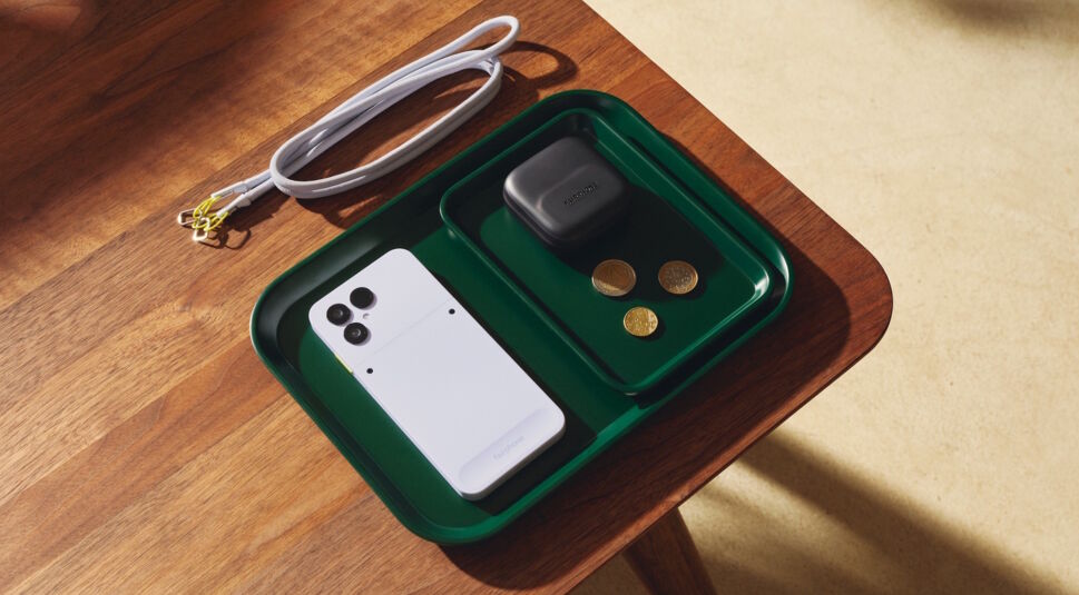 Das Fairphone 6 liegt in einer Schachtel neben Fairphone-Kopfhörern