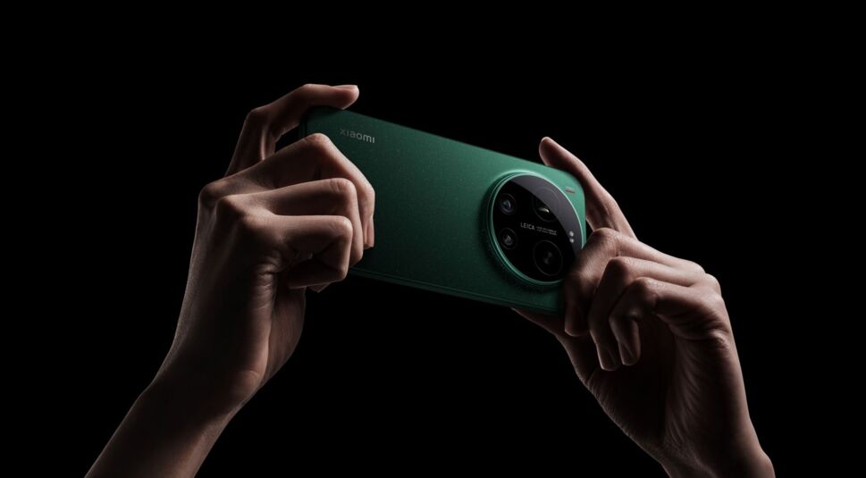 Hände halten das Xiaomi 17 Ultra zum Fotografieren hoch.