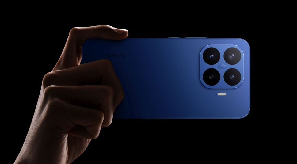 Hand hält das Xiaomi 17T Pro in der Farbe Deep Blue hoch.