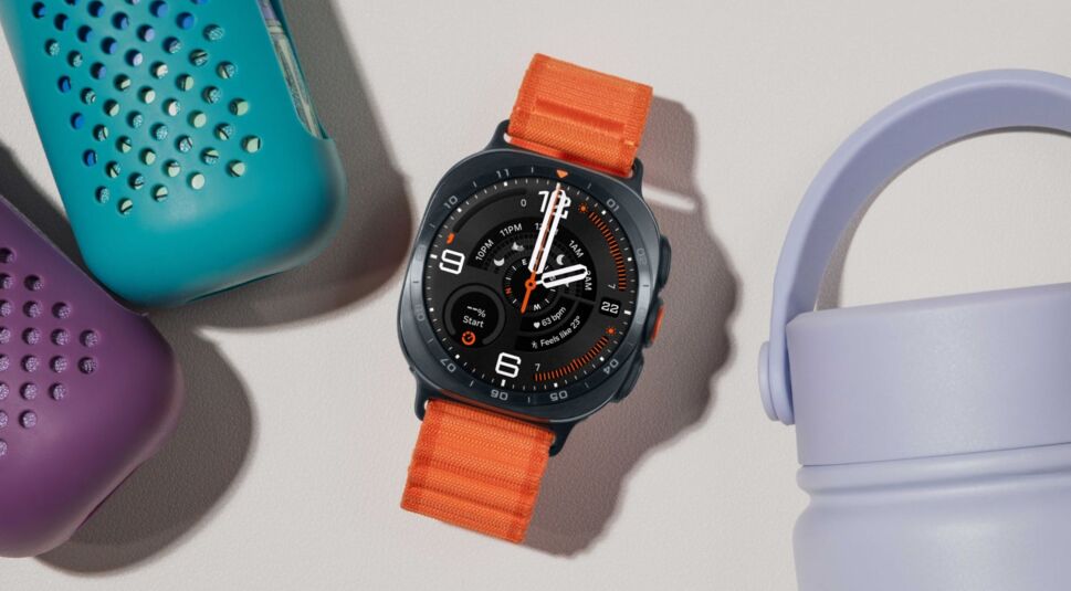 Die Galaxy Watch Ultra2 in der Farbe Titanium Grey mit orangenem Armband.
