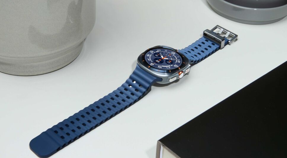 Mann mit Galaxy Watch Ultra am Handgelenk ist im Freien unterwegs.