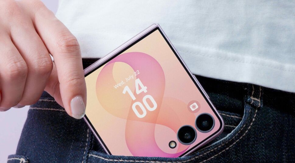 Frau steckt Galaxy Z Flip8 in ihre Hosentasche.
