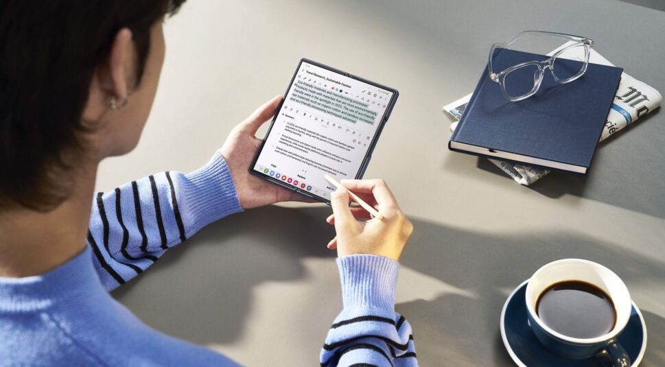 Junger Mann schreibt mit dem Eingabestift S Pen auf dem Display des Galaxy Z Fold6.
