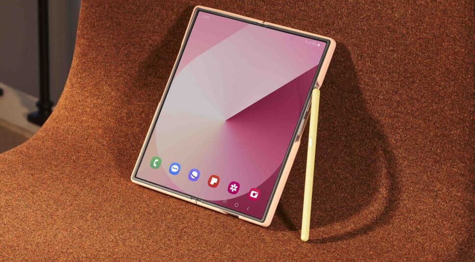 Das Galaxy Z Fold6 und der S Pen liegen nebeneinander auf einem Stuhl.