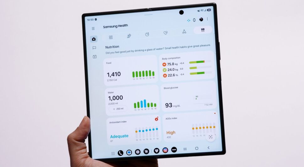 Mann hält das aufgeklappte Galaxy Z Fold8 Ultra in der Hand.