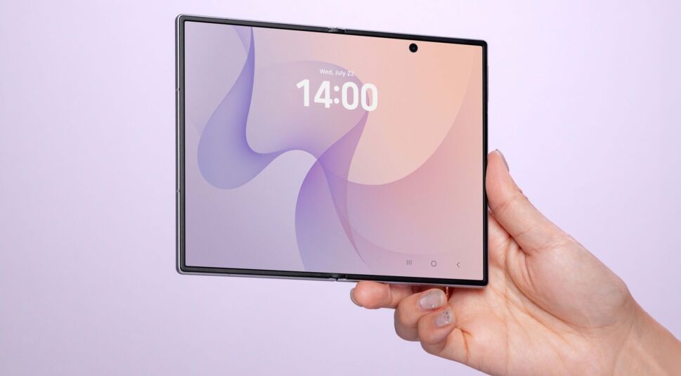Person hält das aufgeklappte Galaxy Z Fold8 hoch.