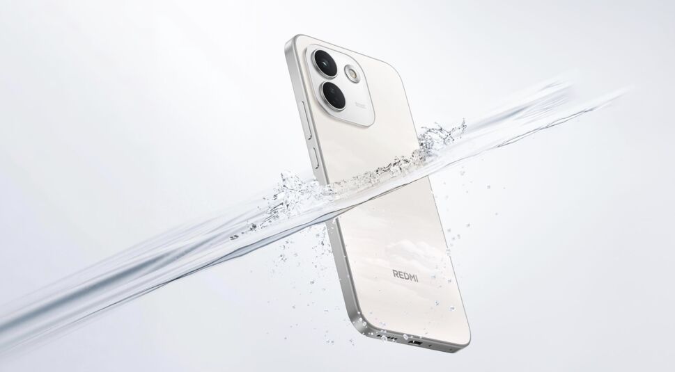 Redmi Note 17 Pro schwimmt in klarem Wasser.