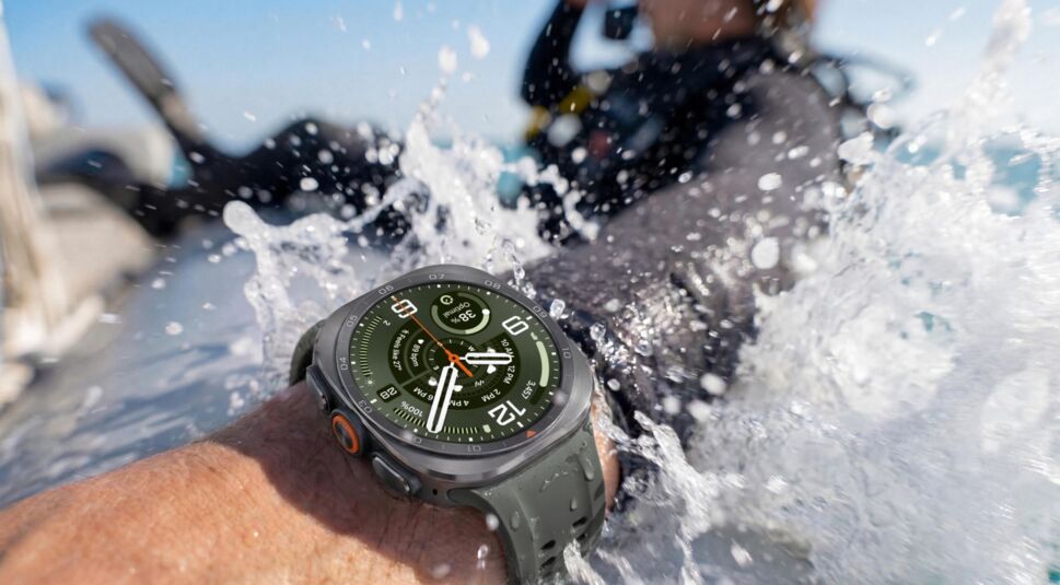 Person schwimmt mit Galaxy Watch Ultra2 im Meer.