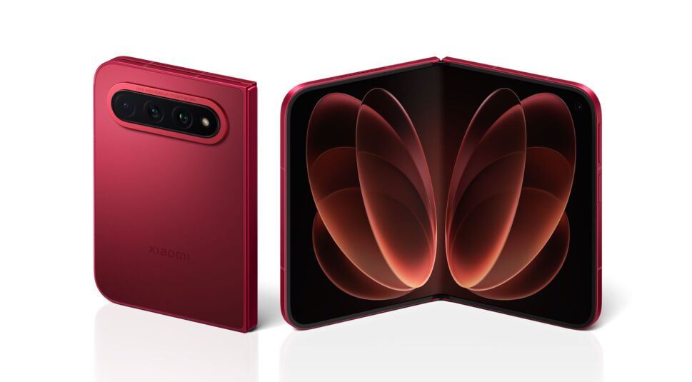 Das Xiaomi 18 Fold im geschlossenen und im aufgeklappten Zustand.