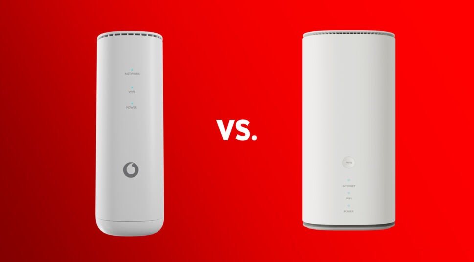 Beim Vergleich GigaCube 4G oder 5G stehen sich die beiden weißen Router im Bild gegenüber, links das 4G-Modell mit Vodafone-Logo, rechts das 5G-Modell.