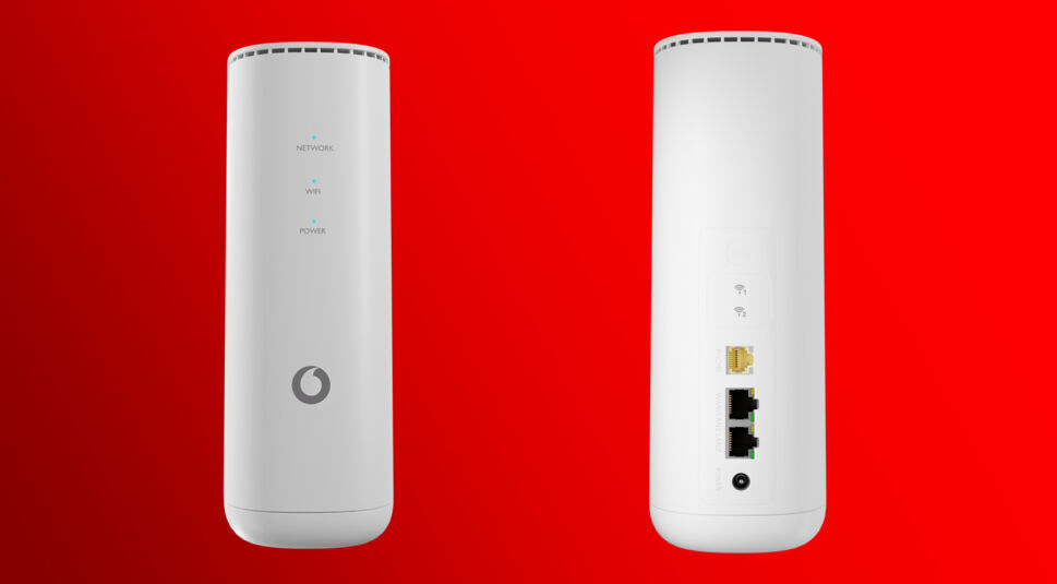 Beim GigaCube 4G oder 5G im Vergleich zeigt dieses Bild das 4G-Modell die Vorderseite mit Vodafone-Logo und die Rückseite mit WLAN-, Telefon- und LAN-Anschlüssen.