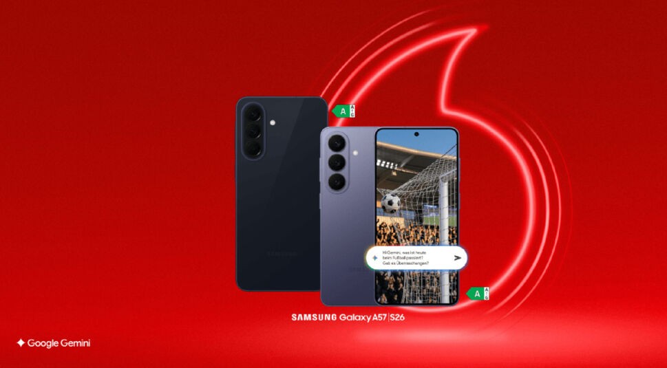 Zwei Samsung Galaxy A57/S26 Smartphones aus der Deal-Reihe „Wenn Phone, dann Vodafone" vor rotem Hintergrund, vorne mit Google-Gemini-Chat zu einem Fußballspiel.