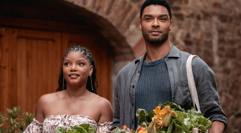 Auf dem Bild zu den GigaTV-Highlights im September 2026 sind Halle Bailey als Anna und Regé-Jean Page als Michael aus „You, Me & Italy“ zu sehen. Beide stehen lächelnd bzw. aufmerksam blickend vor einem alten Steingebäude, umgeben von frischem Gemüse und Blumen. Die warme, südländische Atmosphäre und ihre entspannte Nähe zueinander verleihen der Szene ein romantisches, sommerliches Gefühl