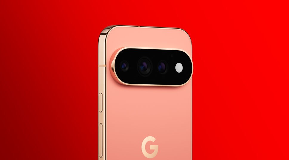 Die Kameraeinheit des Google Pixel 11 Pro XL auf der Rückseite. Gezeigt wird das Modell in der Farbe Canyon vor rotem Hintergrund.