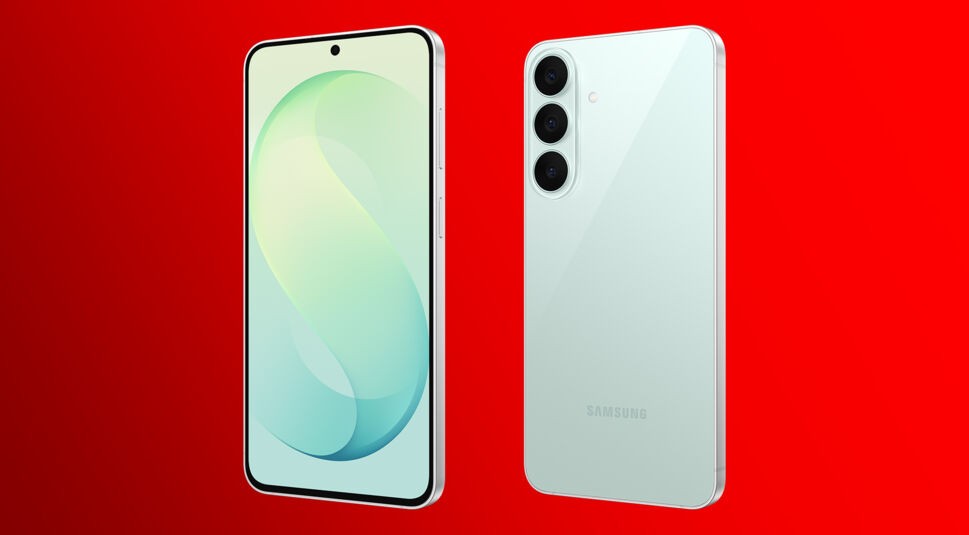 Auf dem Bild zum Samsung Galaxy S26 FE sind Vorder- und Rückansicht des Smartphones in der Farbe Pistachio vor rotem Hintergrund zu sehen. Links zeigt sich die Front mit einem grün-türkisen Farbverlauf-Wallpaper und schmalen Displayrändern, rechts die glänzende Rückseite mit vertikal angeordneter Triple-Kamera und Samsung-Schriftzug. Die zart mintgrüne Gehäusefarbe wirkt edel, frisch und hochwertig verarbeitet.
