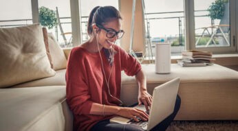 Eine Studierende nutzt GigaCube