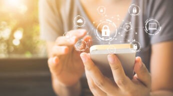 Frau gibt auf ihrem iPhone ein Passwort ein