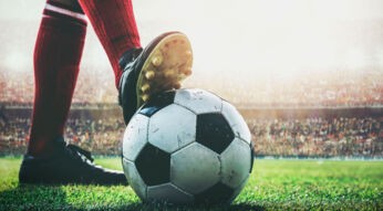 Spieler mit Fußball - Die besten Apps zum Bundesliga-Start