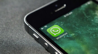 Die WhatsApp-Anwendung auf dem Smartphone-Bildschirm.