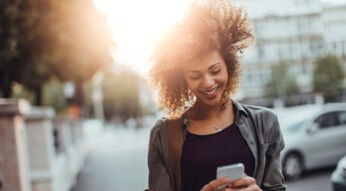 Frau schaut auf ihr Android-Smartphone.