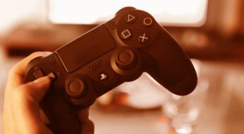 PlayStation 4 zurücksetzen mit dem Controller.