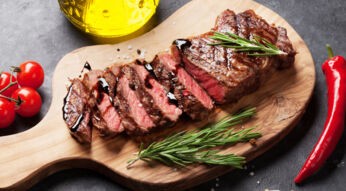 Aufgeschnittenes Filetstück rosa gebraten mit Deko