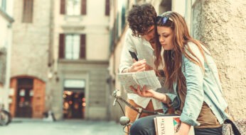 Frau und Mann verständigen sich im Urlaub mit Übersetzungs-Apps.