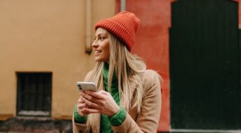 Junge Frau mit iPhone in der Hand