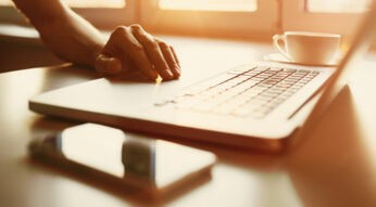 Windows-Laptop und ein iPhone