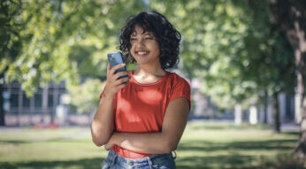 Eine Frau schaut au ihr Smartphone