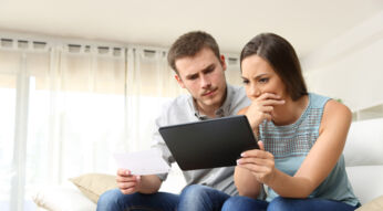 Junges Paar versucht, ein Galaxy Tab einzuschalten