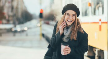 Junge Frau telefoniert mit ihrem Smartphone