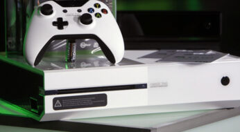 Die Xbox One -Konsole und ein Controller