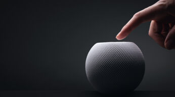 Ein Finger berührt einen HomePod mini