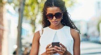 Eine junge Frau bekommt eine WhatsApp-Nachricht