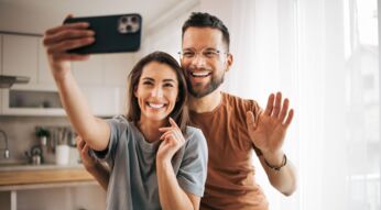 Junges Paar hält FaceTime-Videoanruf mit dem iPhone